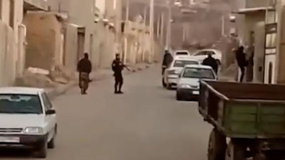 نیروهای امنیتی پس از محاصره روستای چنار اسدآباد در همدان صدها نفر را بازداشت کردند