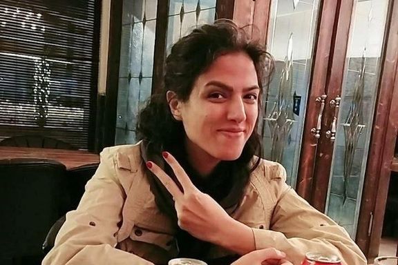 عاتکه رجبی، معلم حامی خیزش انقلابی، برای تحمل حبس به زندان منتقل شد