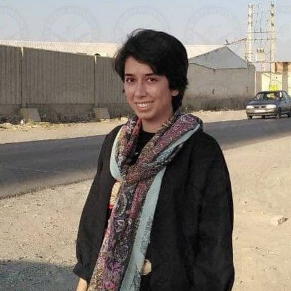 وبسایت هرانا: صبا کردافشاری، فعال مخالف حجاب اجباری، در زندان با تیغ تهدید شده است