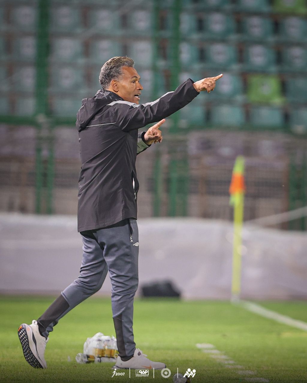 مورایس پس از صدرنشینی سپاهان، استعفا داد، باشگاه پذیرفت