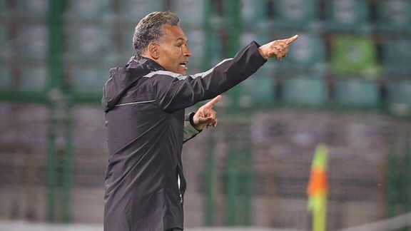 مورایس پس از صدرنشینی سپاهان، استعفا داد، باشگاه پذیرفت