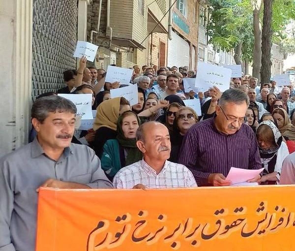 نقابة المعلمين الإيرانيين: 32 % من المعلمين يتقاضون راتبا شهريًا أقل من 200 دولار 