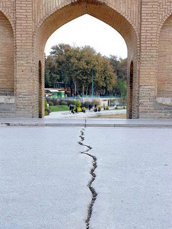 عضو هیات نمایندگان اصفهان: با روند فعلی فرونشست زمین، اصفهان خالی از سکنه میشود