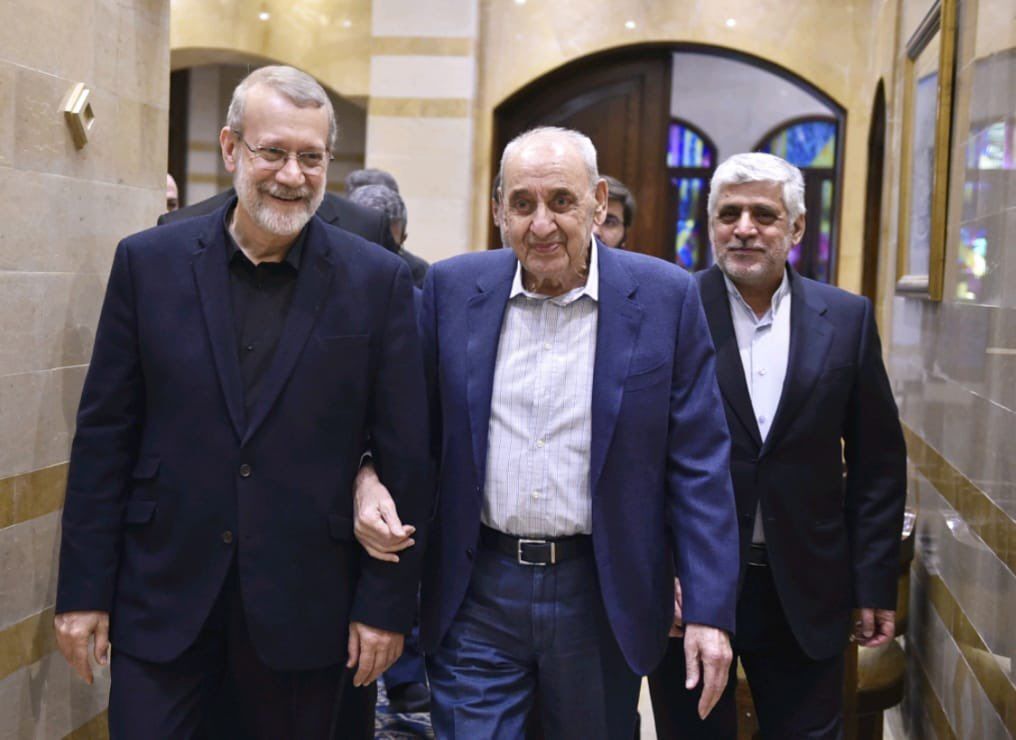 نبیه بری، رییس پارلمان لبنان، در کنار علی لاریجانی، فرستاده علی خامنه‌ای، بیروت، ۲۵ آبان