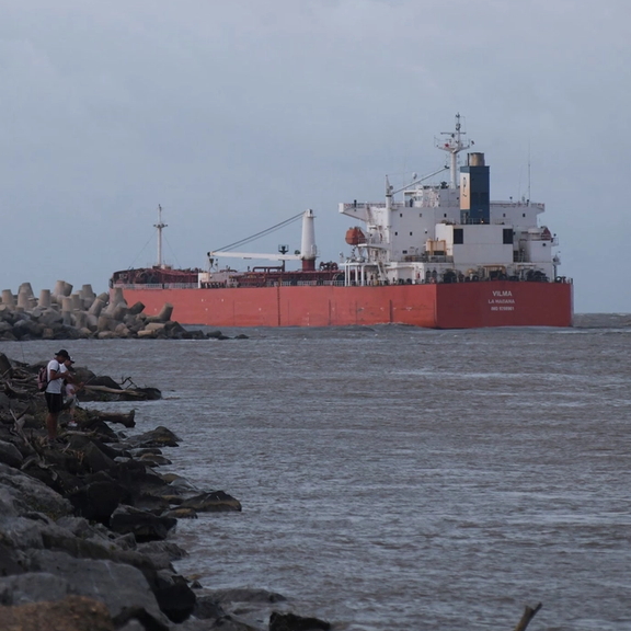 بعد العقوبات الأميركية.. العراق يحقق في تهريب النفط الإيراني عبر موانئه