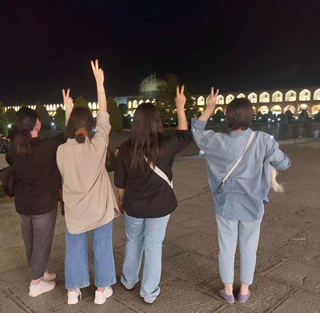 بازداشت خانواده‌های دادخواه، هنرمندان و ده‌ها شهروند دیگر در سالگرد خیزش انقلابی