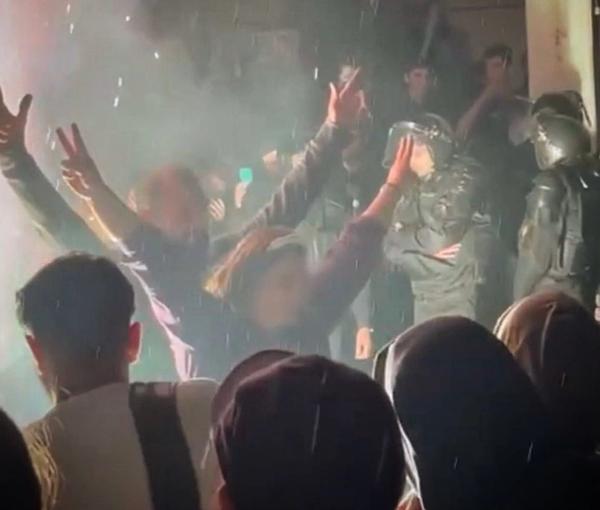 المتظاهرون يحرقون الأوشحة وصور خميني وخامنئي في احتجاجات الأربعاء الأخير من العام الإيراني