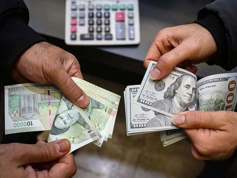 تراجع العملة الإيرانية أمام الدولار إلى 61 ألف تومان في السوق المفتوحة 
