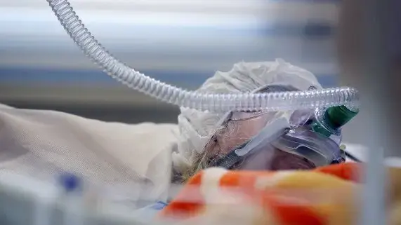 در نتیجه مصرف مشروبات الکلی تقلبی در دزفول، ده‌ها نفر مسموم شدند و یک نفر درگذشت 