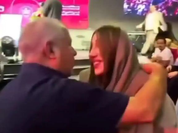 پروین درباره درآغوش گرفتن کیانی: خوردبین ایشان را معرفی کرد، شانهاش را برای زحماتش بوسیدم