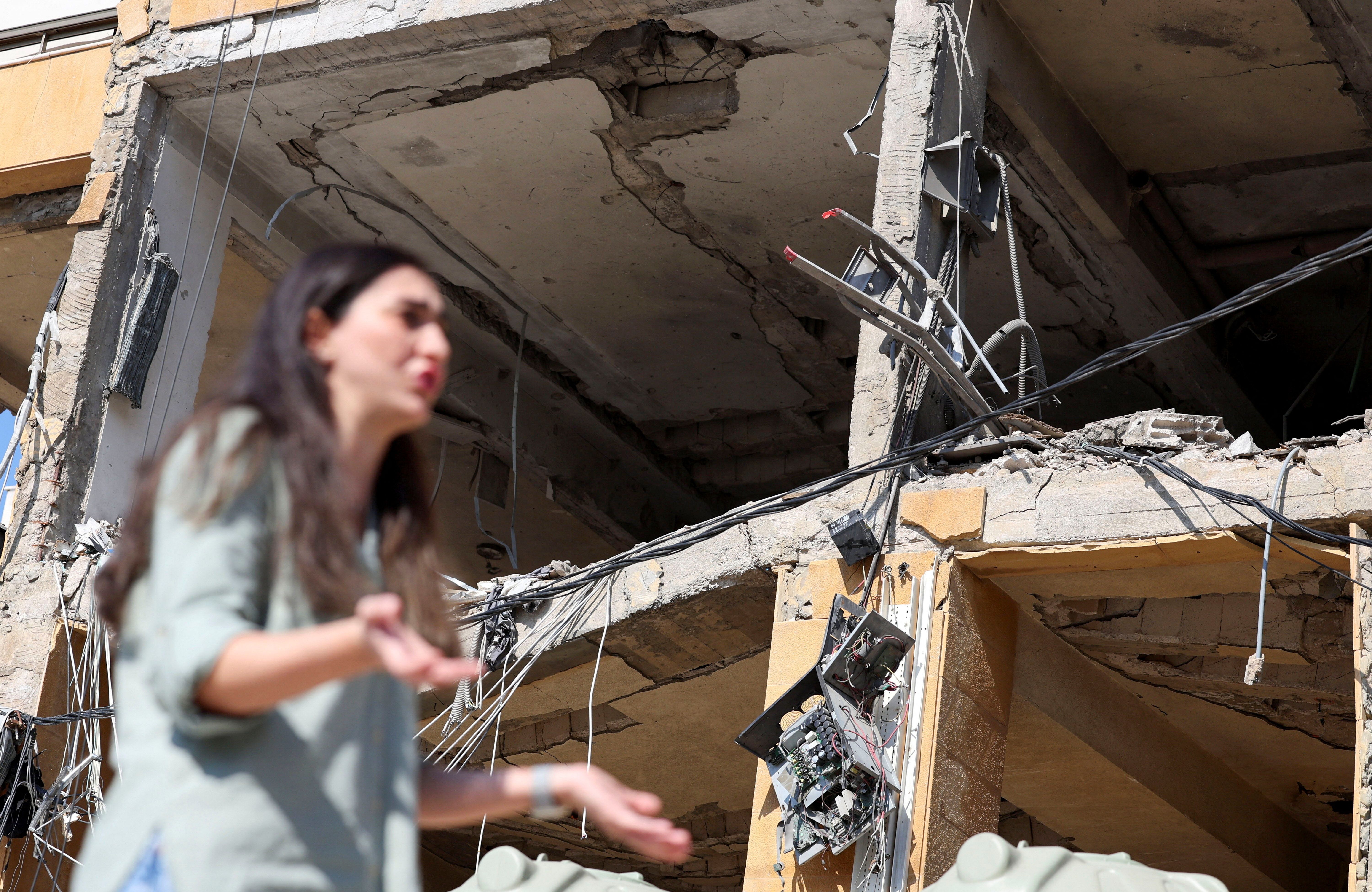 ویرانه‌های به جا مانده از یک ساختمان در پی حمله اسرائیل به بیروت، ۱۴ آبان