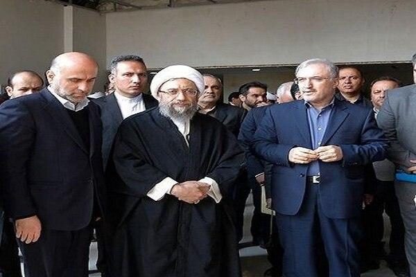 اکبر طبری، نفر اول از سمت چپ در کنار صادق آملی لاریجانی، رییس وقت قوه قضاییه. نام سعید نمکی، وزیر سابق بهداشت نیز در پرونده فساد واردات واکسن کرونا مطرح شد. خود آملی لاریجانی هم به سوء‌استفاده از حساب‌های قوه قضاییه متهم است