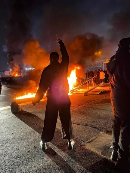 شاهزاده رضا پهلوی در پیامی تازه از معترضان خواست به حضور خیابانی خود ادامه دهند