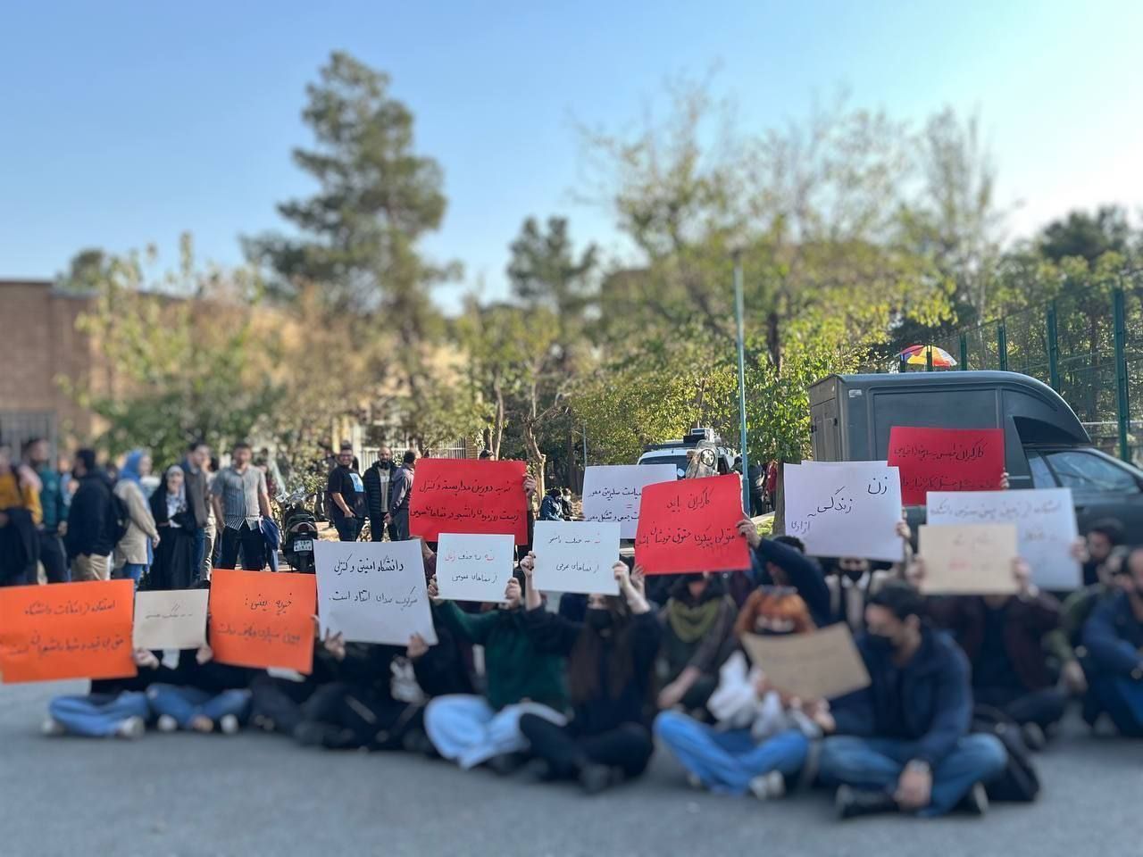 تجمع دانشجویان دانشگاه تهران در اعتراض به تجاری‌سازی فضای دانشجویی و تفکیک جنسیتی