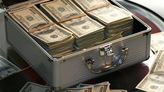 برلماني إيراني: المواطنون يحتفظون بـ 30 مليار دولار من العملة الصعبة في المنازل