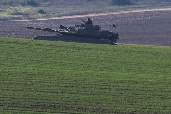 یک تانک اسرائیلی در حال بازگشت به این کشور پس از انجام عملیات در نوار غزه، ۱۳ دی