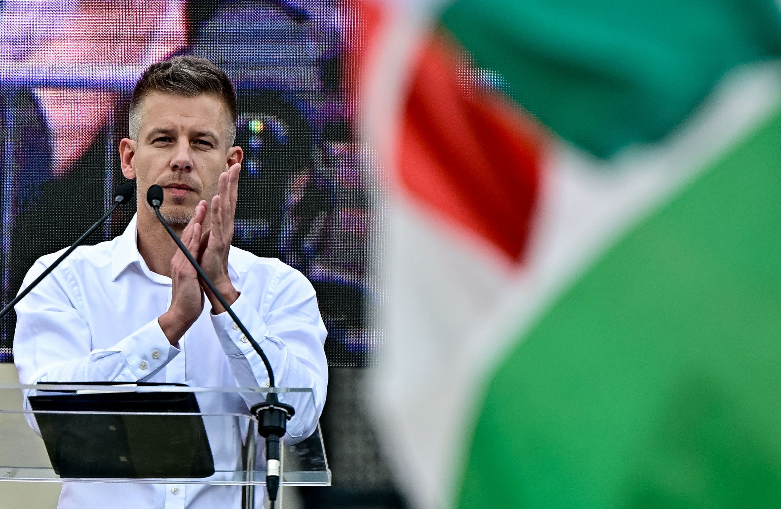 پیتر ماگیار، منتقد دولت مجارستان، در تجمع حامیان خود، بوداپست، ۱۸ فروردین