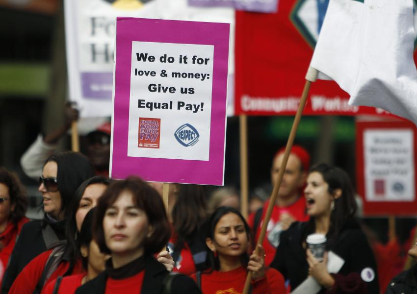 بحران کرونا؛ بدشانسی سه‌گانه زنان در بازار کار با امنیت و حقوق کمتر