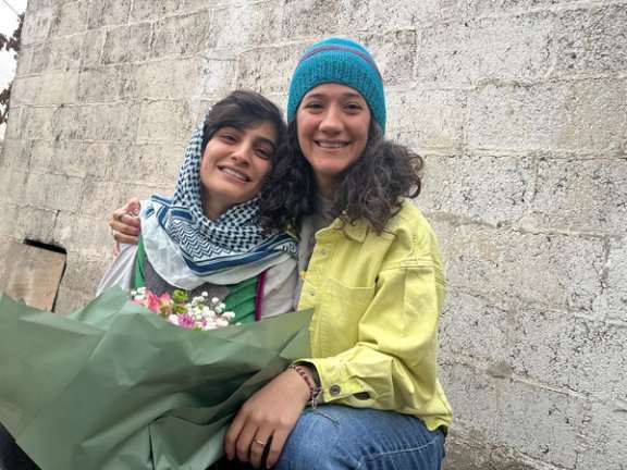 Journalists Niloufar Hamedi and Elahe Mohammadi after release from prison (January 2024)