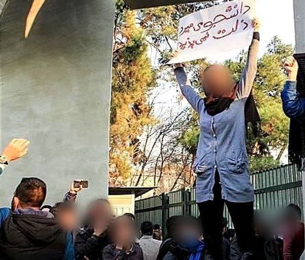 السلطات الإيرانية تستدعي طلابا جامعيين لمنع مشاركتهم في ذكرى الانتفاضة الشعبية