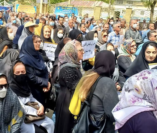 نقابة المعلمين الإيرانية: ربط احتجاجاتنا بالمواطنَين الفرنسيَين "سيناريو هش ورديء"