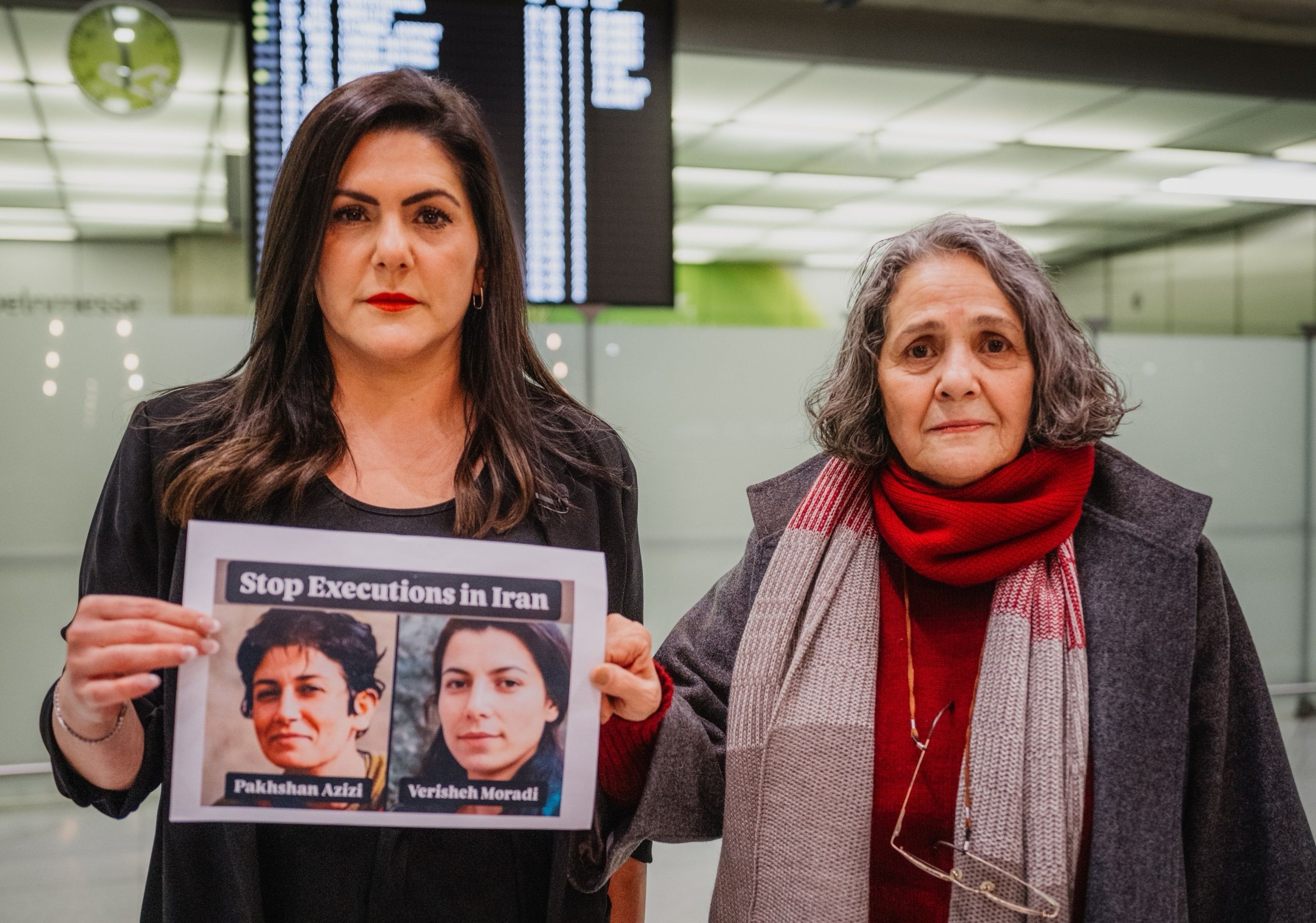 ناهید تقوی و دخترش مریم در فرودگاه تصاویر  وریشه مرادی و پخشان عزیزی، دو زندانی سیاسی محکوم به اعدام را در دست دارند 