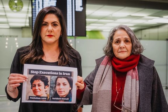 ناهید تقوی و دخترش مریم در فرودگاه تصاویر وریشه مرادی و پخشان عزیزی، دو زندانی سیاسی محکوم به اعدام را در دست دارند