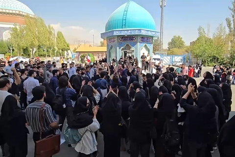 دانشجویان دانشگاه علامه علیه افزایش شهریه، حجاب اجباری و سرکوب تجمع کردند