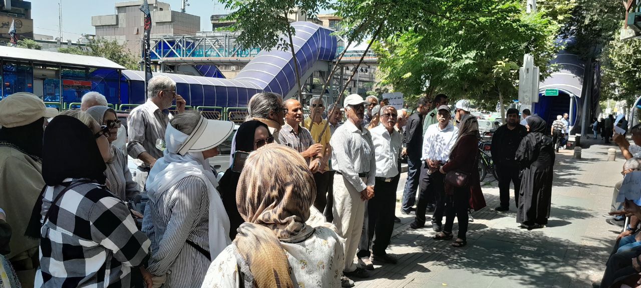 احتجاجًا على فقرهم وسوء أوضاعهم.. المتقاعدون يواصلون تجمعاتهم الاحتجاجية في إيران