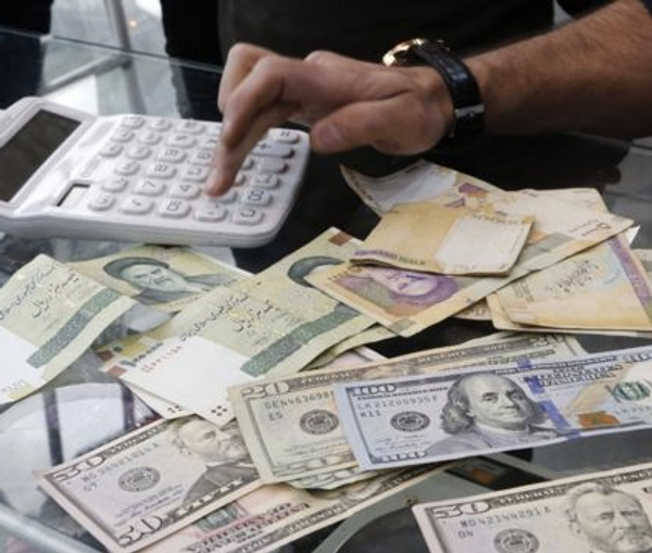 الدولار يسجل مستويات قياسية جديدة أمام التومان الإيراني.. والمركزي يلغي "نقابة الصرافين"