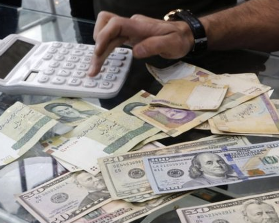 الدولار يسجل مستويات قياسية جديدة أمام التومان الإيراني.. والمركزي يلغي "نقابة الصرافين"