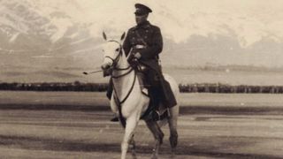 صدمین سالگرد انقراض قاجار؛ رضاخان چطور رضاشاه شد؟