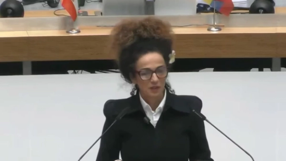 تناقضًا مع سياسات النظام الإيراني.. احتفال رسمي في طهران بمشاركة نساء دون "حجاب إجباري"