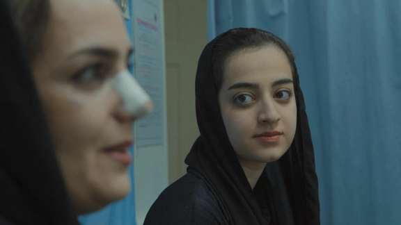 صحنهای از فیلم «تهران، زیر پوست»