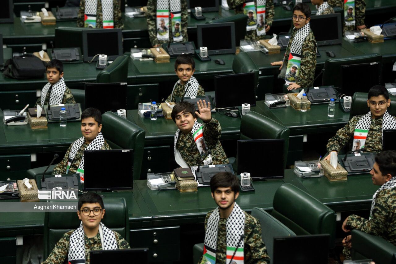 Several kids sitting on the parliament's seats during a ceremony (December 2023) 