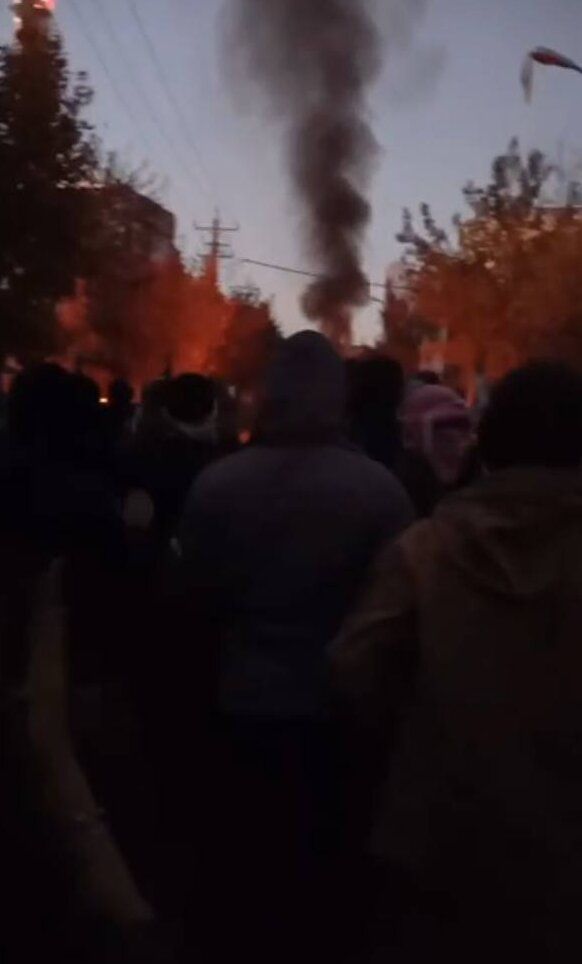 عشرات المدن الإيرانية تخرج في مظاهرات ليلية لمناهضة النظام.. والتضامن مع مهاباد