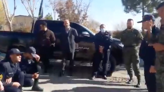 اختراق كاميرات السجون الإيرانية والكشف عن تدريبات بإطلاق النار على صدور المتظاهرين