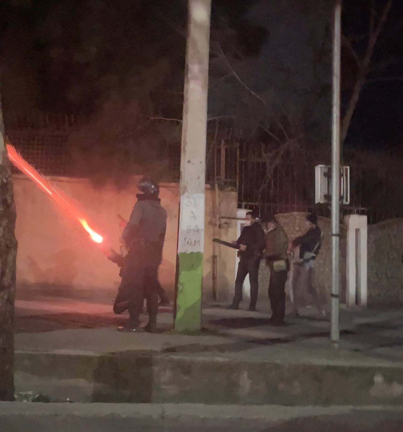 پیام مخاطب: مردم در بازار رشت یا در آتش یا با شلیک ماموران کشته شدند