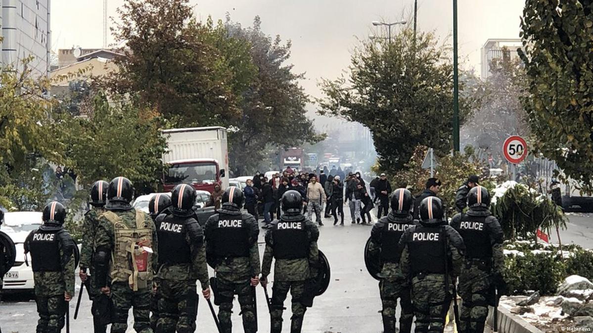 تواصل تهديد الموقعين على بيان "ضع سلاحك".. ووزير المخابرات الإيراني يصفهم بمثيري الفتن