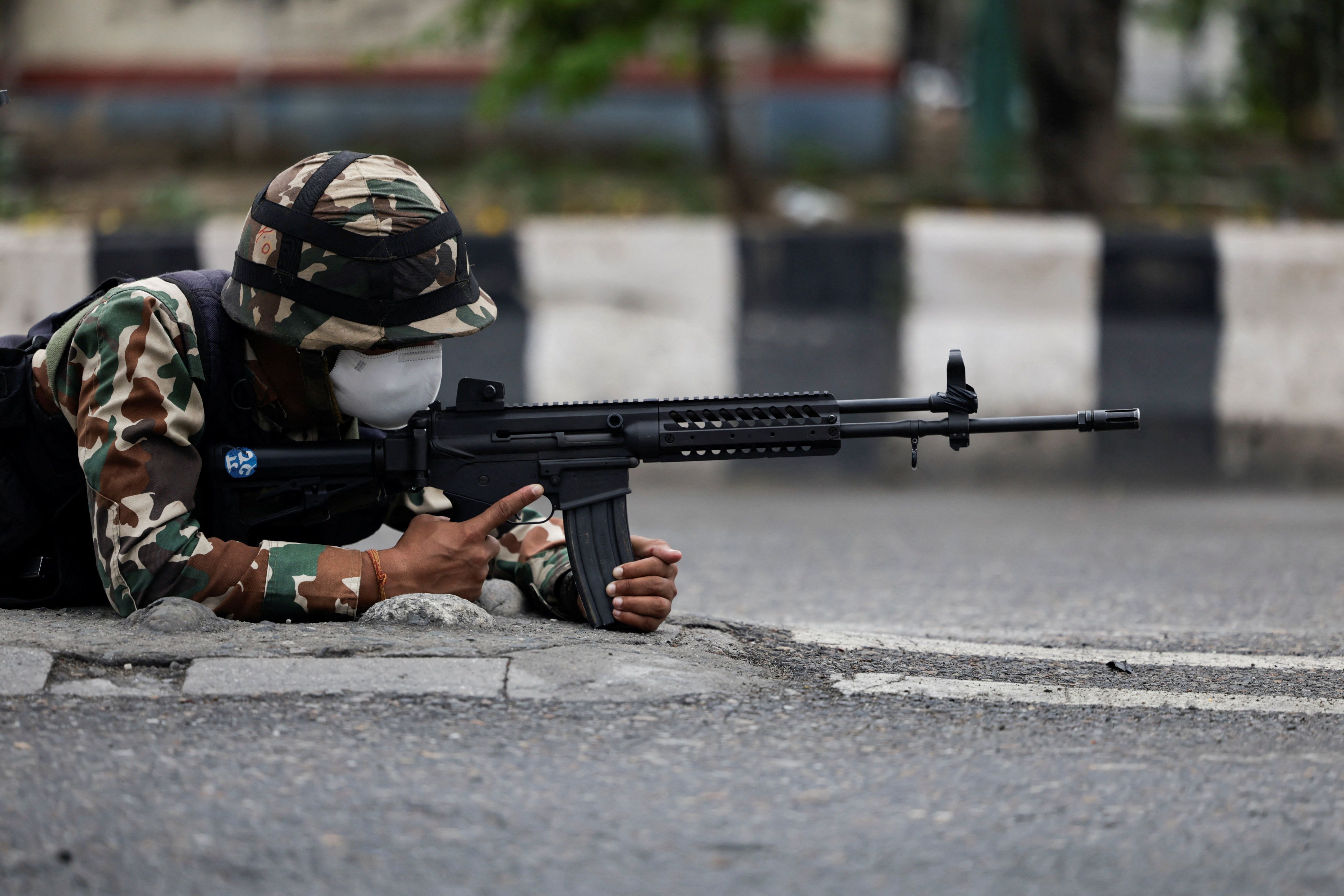 معترضان جوان نپالی و ارتش این کشور برای تعیین نخست‌وزیر موقت گفت‌وگو می‌کنند