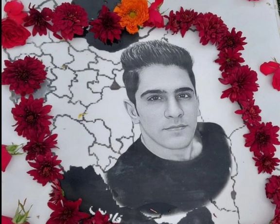 خواهر عرفان خزایی بر مزارش: ریختن خون تقاص دارد