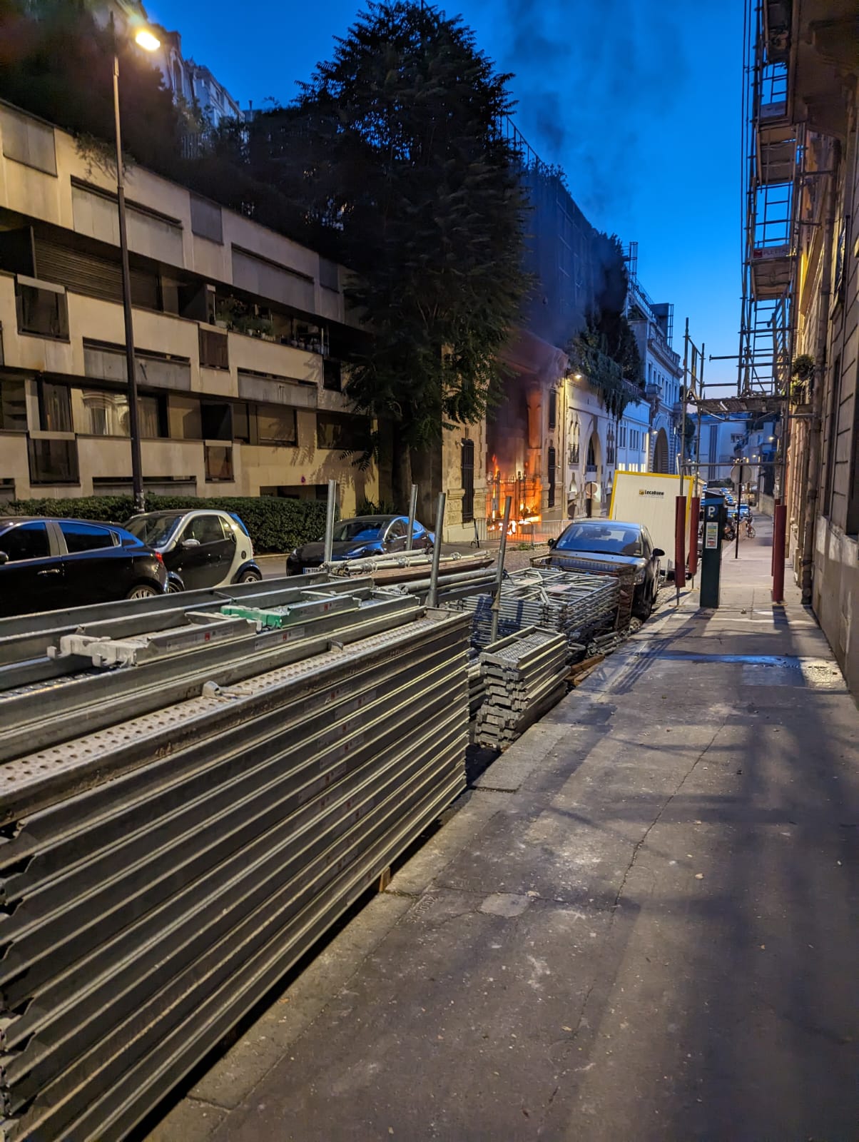 به سفارت جمهوری اسلامی در پاریس حمله شد و بخشی از در پشتی سفارت آتش گرفت