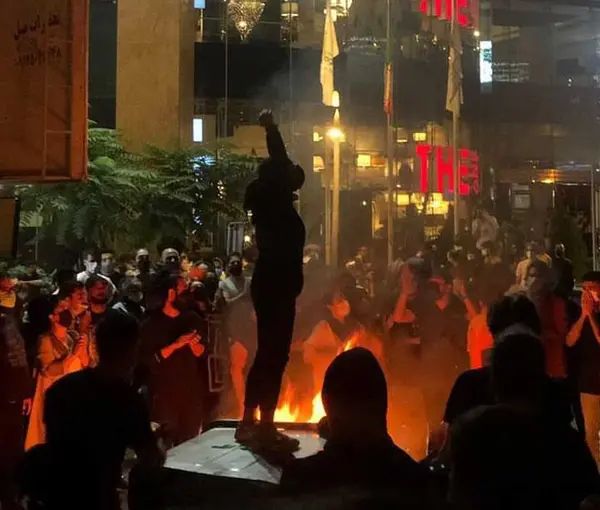 الإيرانيون يواصلون احتجاجهم ليلا ونهارا.. وهتافاتهم تؤكد قرب نهاية خامنئي ونظامه