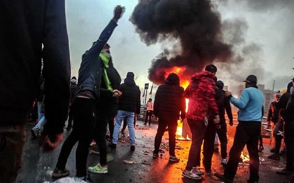 آبان ۹۸؛ نقطه عطفی در گذار از اعتراضهای اجتماعی به جنبش انقلابی