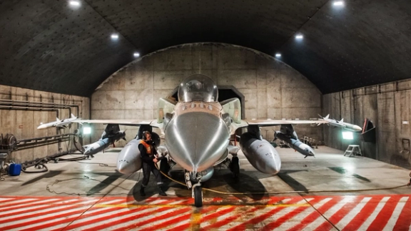 فاکسنیوز: جتها آسمان ایران را باز کرده و با بی۲ به تاسیسات زیرزمینی میزنند