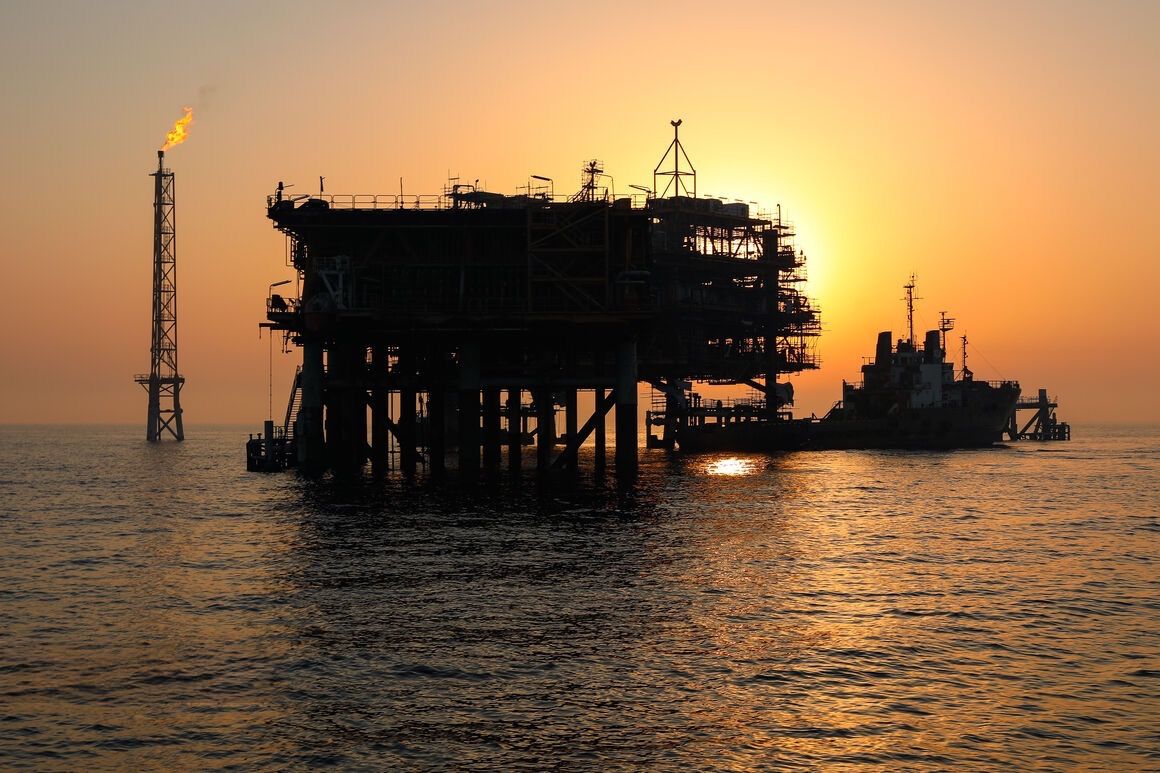 Iran loses ground in oil market as neighbors rebound