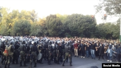 A large crowd of protesters in Tehran confronted by anti-riot forces, September 19, 2022