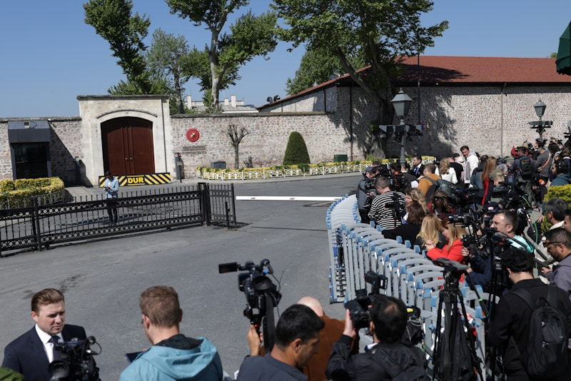 خبرنگاران حاضر  در مقابل دفتر دولتی ریاست‌جمهوری ترکیه در کاخ دلماباغچه، استانبول