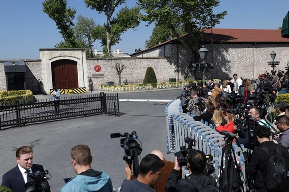 خبرنگاران حاضر در مقابل دفتر دولتی ریاستجمهوری ترکیه در کاخ دلماباغچه، استانبول