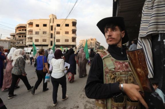 یکی از نیروهای دموکراتیک سوریه در شهر قامشلی، ۲۶ تیر